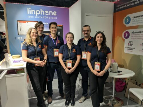 Image présentant les équipes Linphone sur leur stand à l'open source expérience 2024 à Paris, partageant son expertise VoIP, softphonie et business model open source innovant.