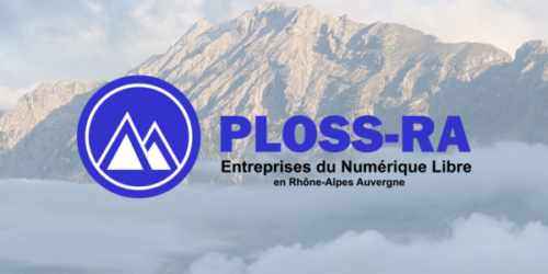 Le logo du Ploss-RA, Entreprises du Numérique Libre en Rhône-Alpes Auvergne est en bleu. Le fond est une montagne ensoleillée au-dessus des nuages.
