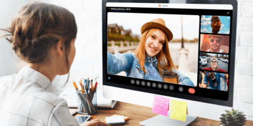Une femme devant son ordinateur est en appel en visioconférence sur Linphone.